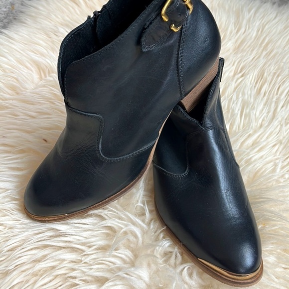 🆕 ALDO BLACK LEATHER ANKLE BOOTS WITH GOLD METAL ON THE TIP SIZE 8.5 - Picture 3 of 11